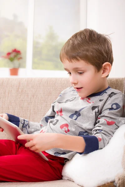 Niño jugando con la tableta digital — Foto de Stock