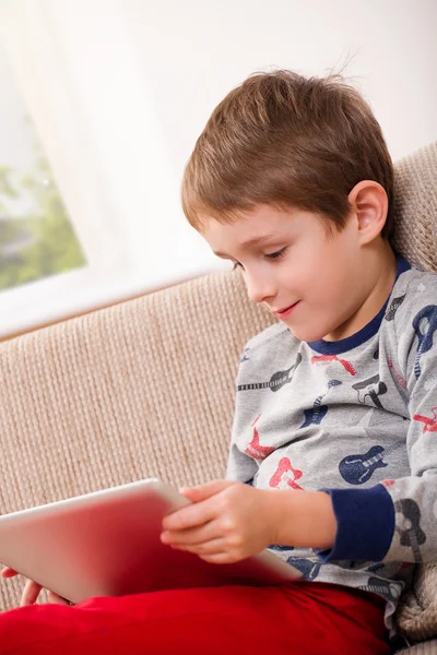 Junge spielt mit digitalem Tablet — Stockfoto