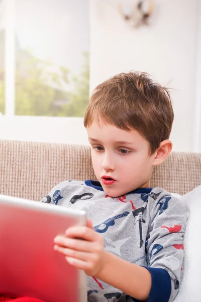 Chłopiec bawi się cyfrowy tablicowy — Zdjęcie stockowe