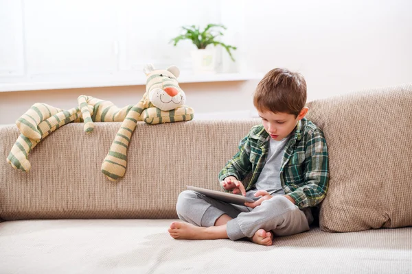 Chlapec hrát s digitálním tabletu — Stock fotografie