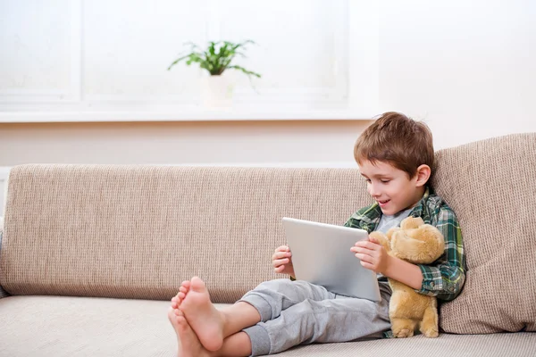 Junge spielt mit digitalem Tablet — Stockfoto