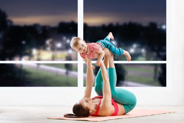 Fitness met baby — Stockfoto