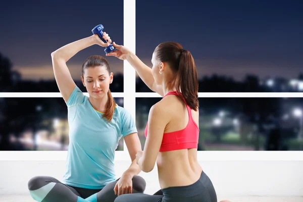 Entrenamiento de mujer con entrenador —  Fotos de Stock