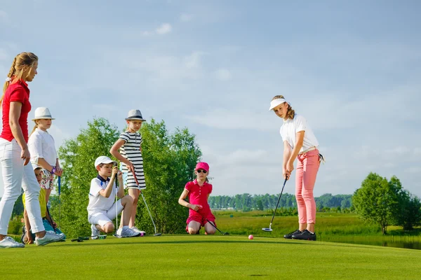 Дети играют в гольф — стоковое фото