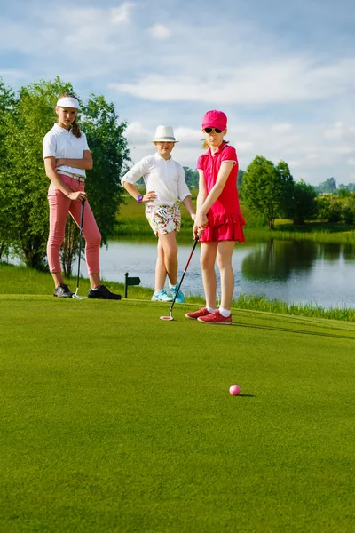 ゴルフを遊んでいる子供 — ストック写真
