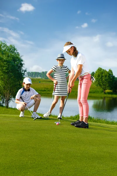 Kids playing golf — Stock Photo, Image