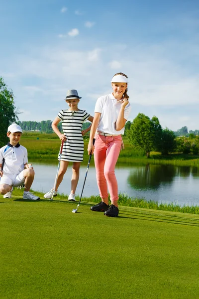 Kids playing golf — Stock Photo, Image