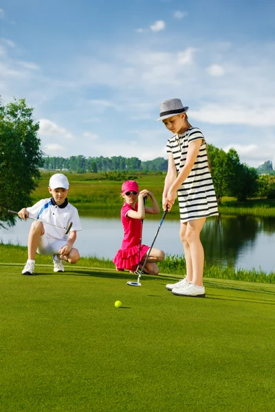 Niños jugando al golf Imagen de archivo