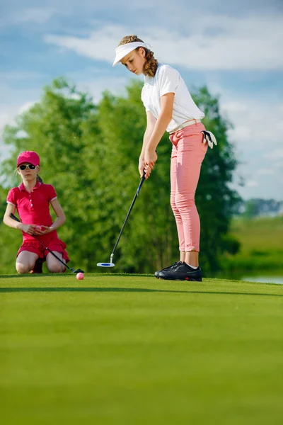 Crianças jogando golfe — Fotografia de Stock