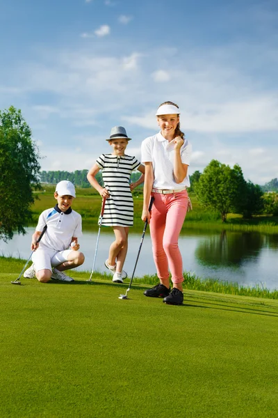 Crianças jogando golfe — Fotografia de Stock