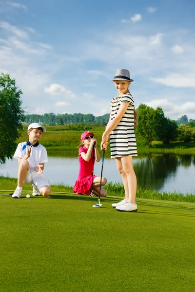 Crianças jogando golfe — Fotografia de Stock