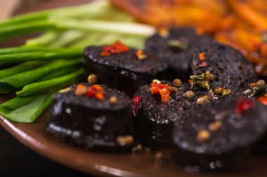 Kara puding sosisi.