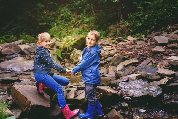 Hermano y hermana son los mejores amigos — Foto de Stock