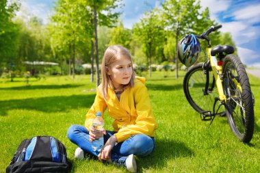 Genç kız motorcu içme suyu