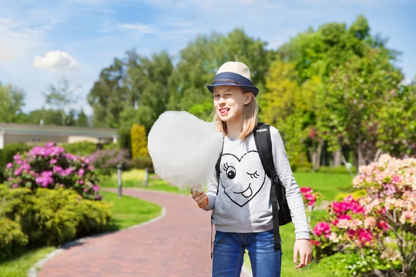 Meisje tiener met katoen snoep — Stockfoto