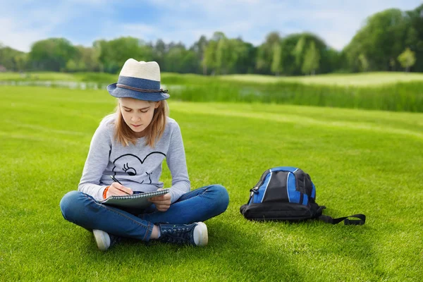 Precioso adolescente dibujo en el parque — Foto de Stock