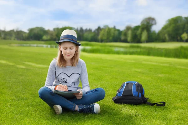 Precioso adolescente dibujo en el parque — Foto de Stock