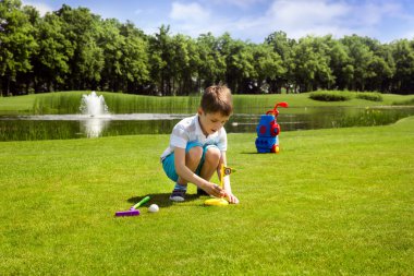 Küçük çocuk golfçü