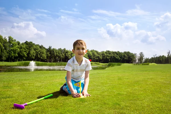 Kleine jongen golfer — Stockfoto