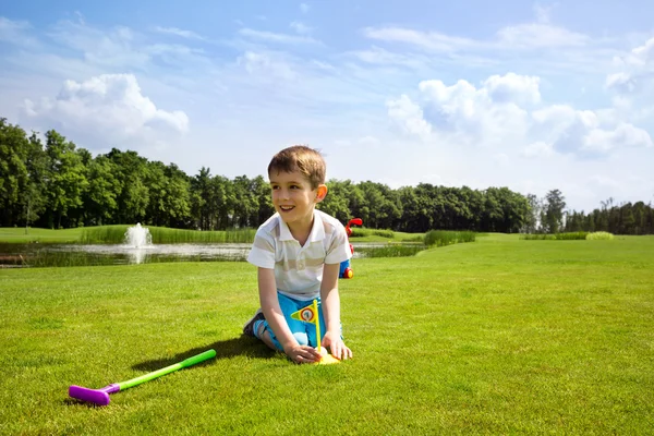 Маленький хлопчик гольфіст — стокове фото