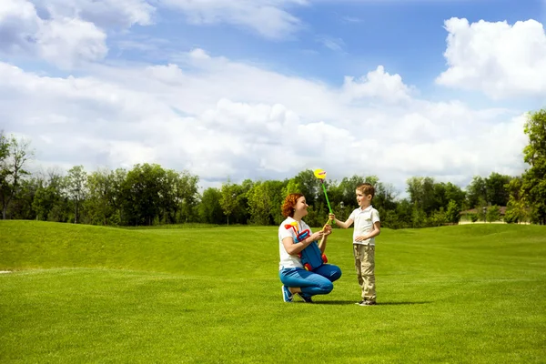 Madre insegnare figlio a giocare a golf — Foto Stock