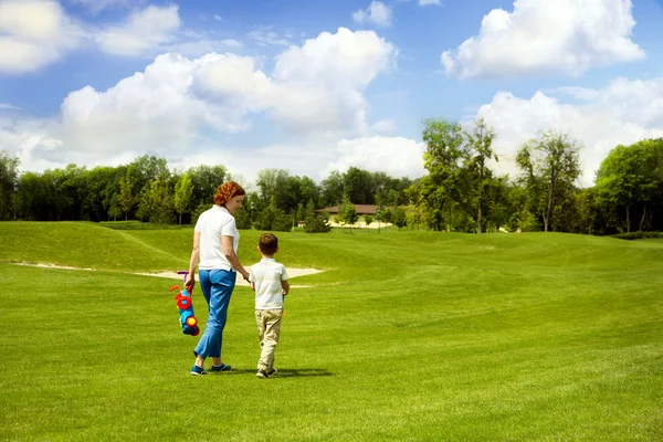 Mother teaching son to play golf — Stock Photo, Image