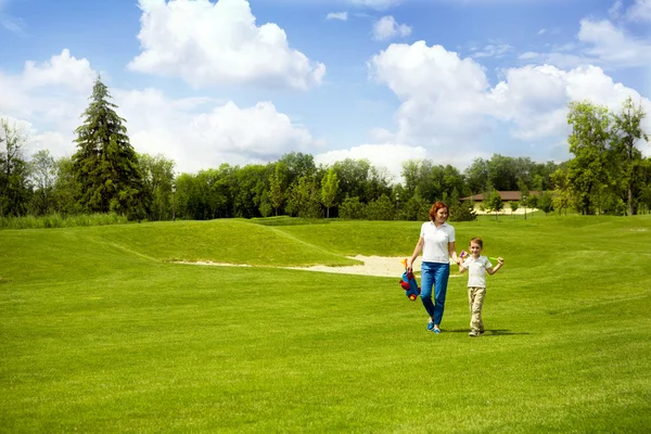 Mor lærer sønn å spille golf – stockfoto