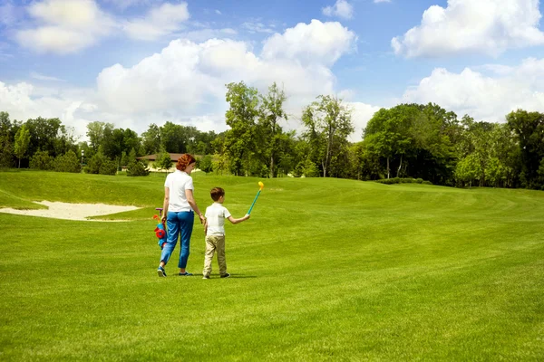 Mãe ensinando filho para jogar golfe — Fotografia de Stock