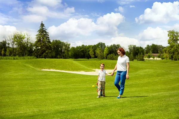 Mor lærer sønn å spille golf – stockfoto