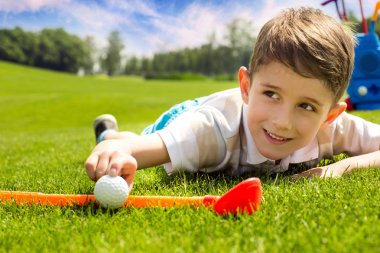 Küçük çocuk golfçü