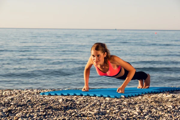 Yoga at the sea — Stock Photo, Image