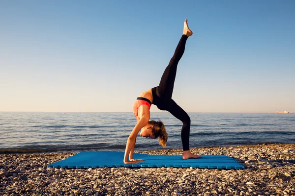 Yoga at the sea — Stock Photo, Image