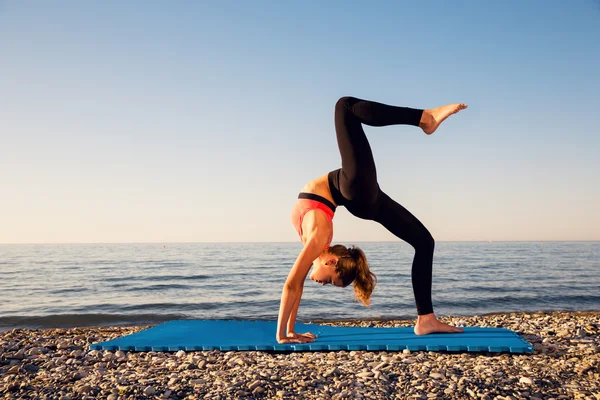 Yoga at the sea — Stock Photo, Image