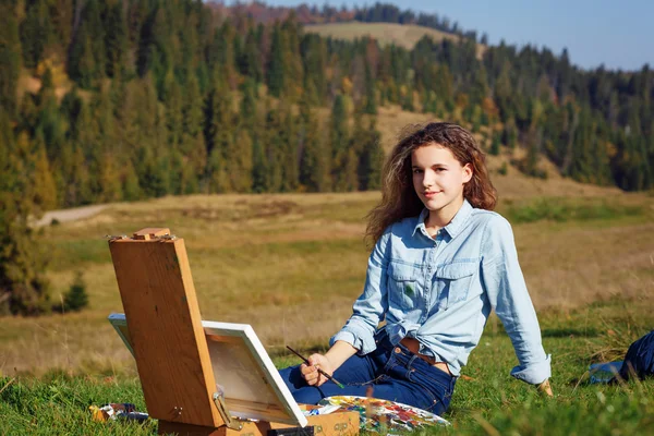 Giovane pittore al lavoro in montagna — Foto Stock