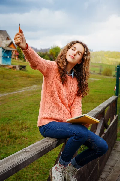 Giovane artista in montagna — Foto Stock