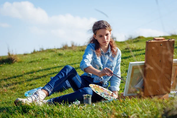 Young painter at work in the mountains — Stock Photo, Image