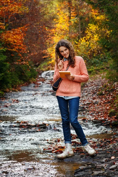 Giovane artista in montagna — Foto Stock