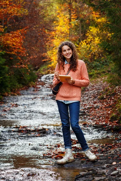 Giovane artista in montagna — Foto Stock