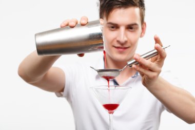 Barmen kokteyl hazırlama