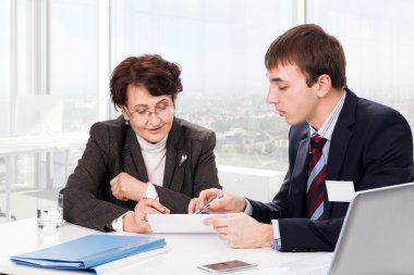 yaşlı kadın ile bir finansal danışman