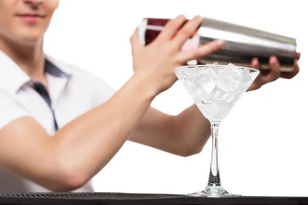 Barman připravuje koktejl — Stock fotografie