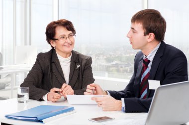 yaşlı kadın ile bir finansal danışman