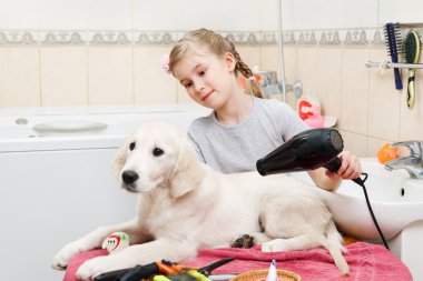 Kız onu s köpek evde bakım