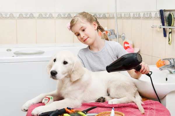 Kız onu s köpek evde bakım — Stok fotoğraf