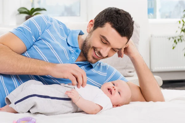 Gelukkig vader spelen met een baby — Stockfoto