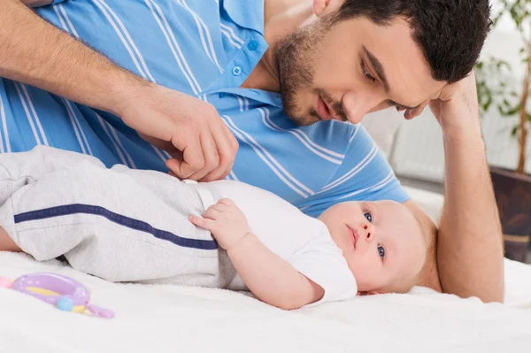 Gelukkig vader spelen met een baby — Stockfoto