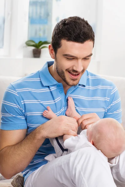 Gelukkig vader spelen met een baby — Stockfoto