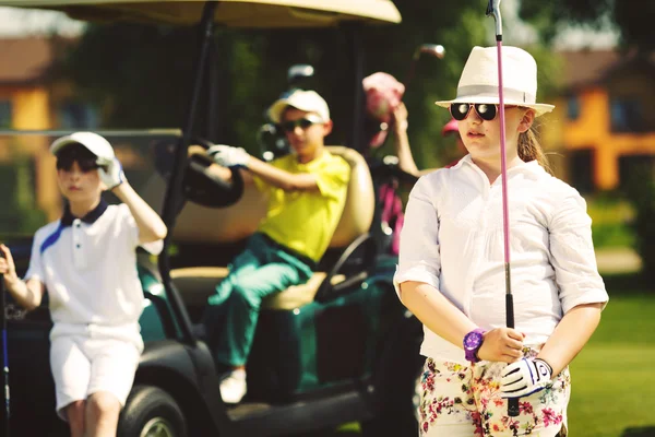 Niños jugando al golf — Foto de Stock