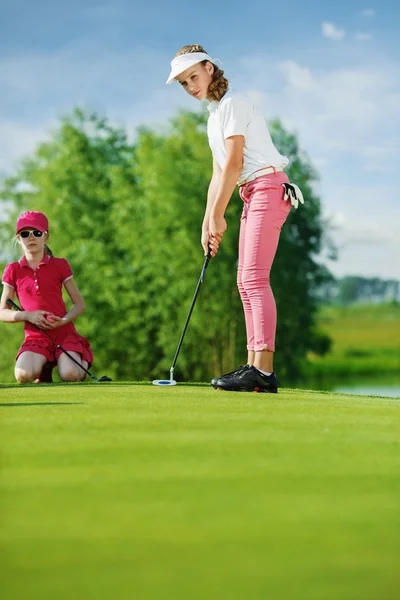 Niños jugando al golf — Foto de Stock