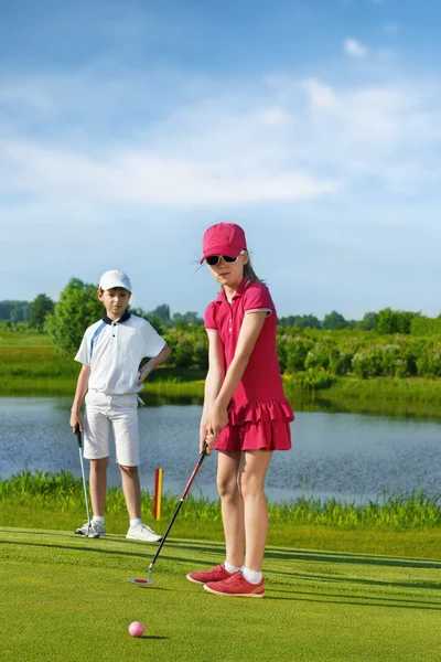 Crianças jogando golfe — Fotografia de Stock